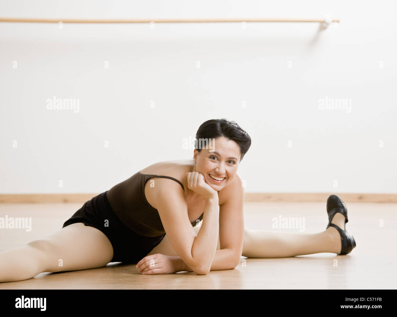 Dehnung auf Studioboden Stepptänzer Stockfoto