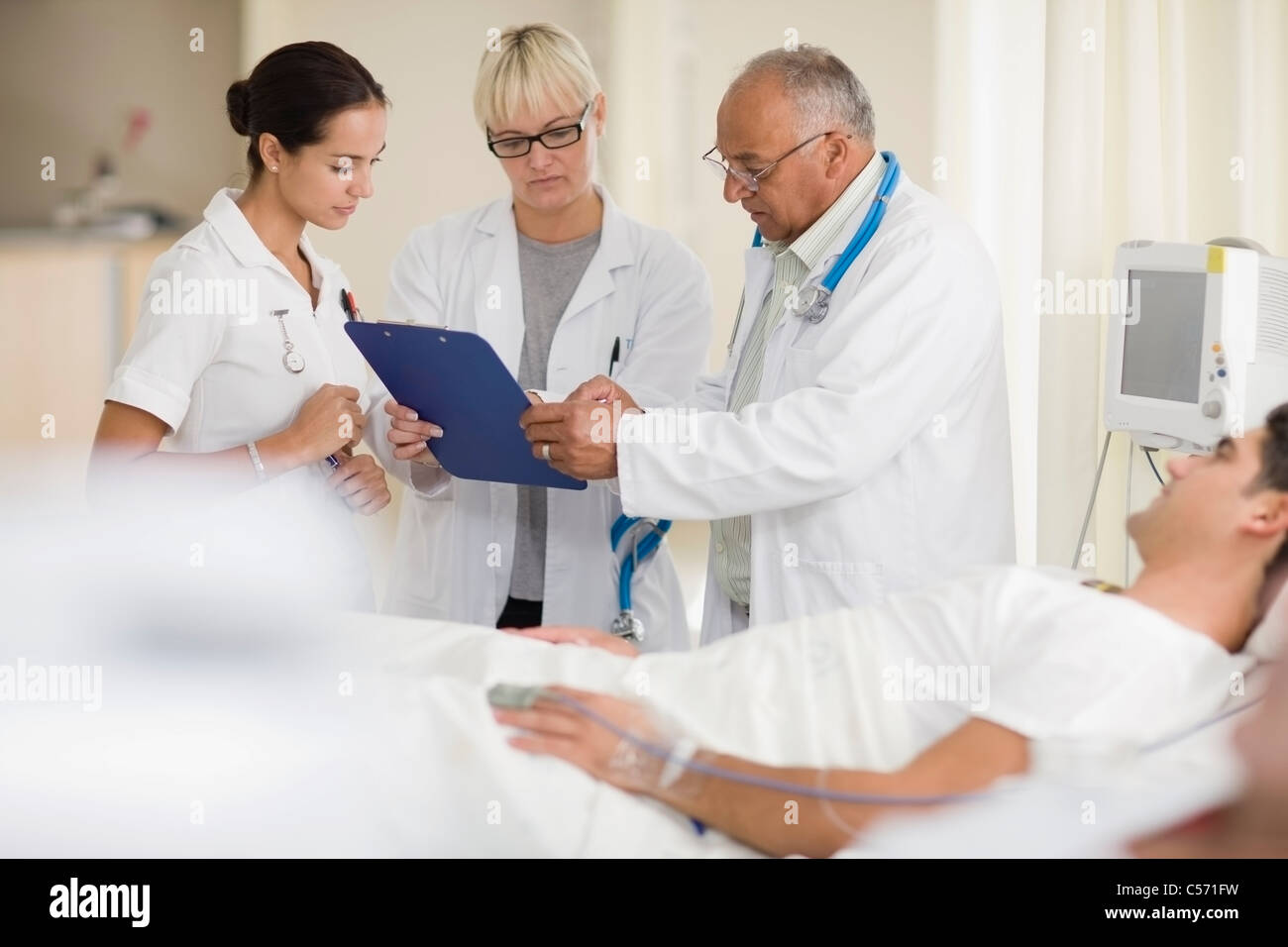 Ärzte und Krankenschwester mit Krankenhauspatienten Stockfoto