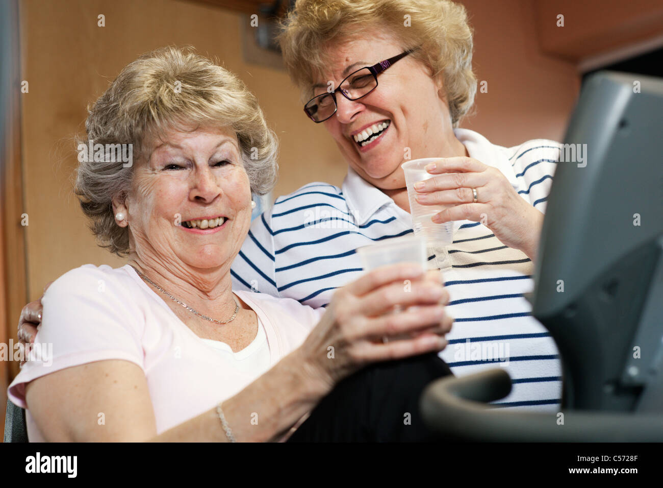 Ältere Frauen gemeinsam lachen Stockfoto