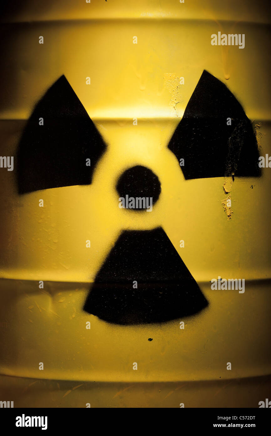 Radioaktiven Fass mit nuklearen Zeichen Stockfoto