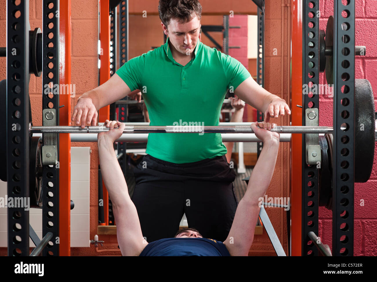 Männer im Fitnessstudio Gewichte heben Stockfoto