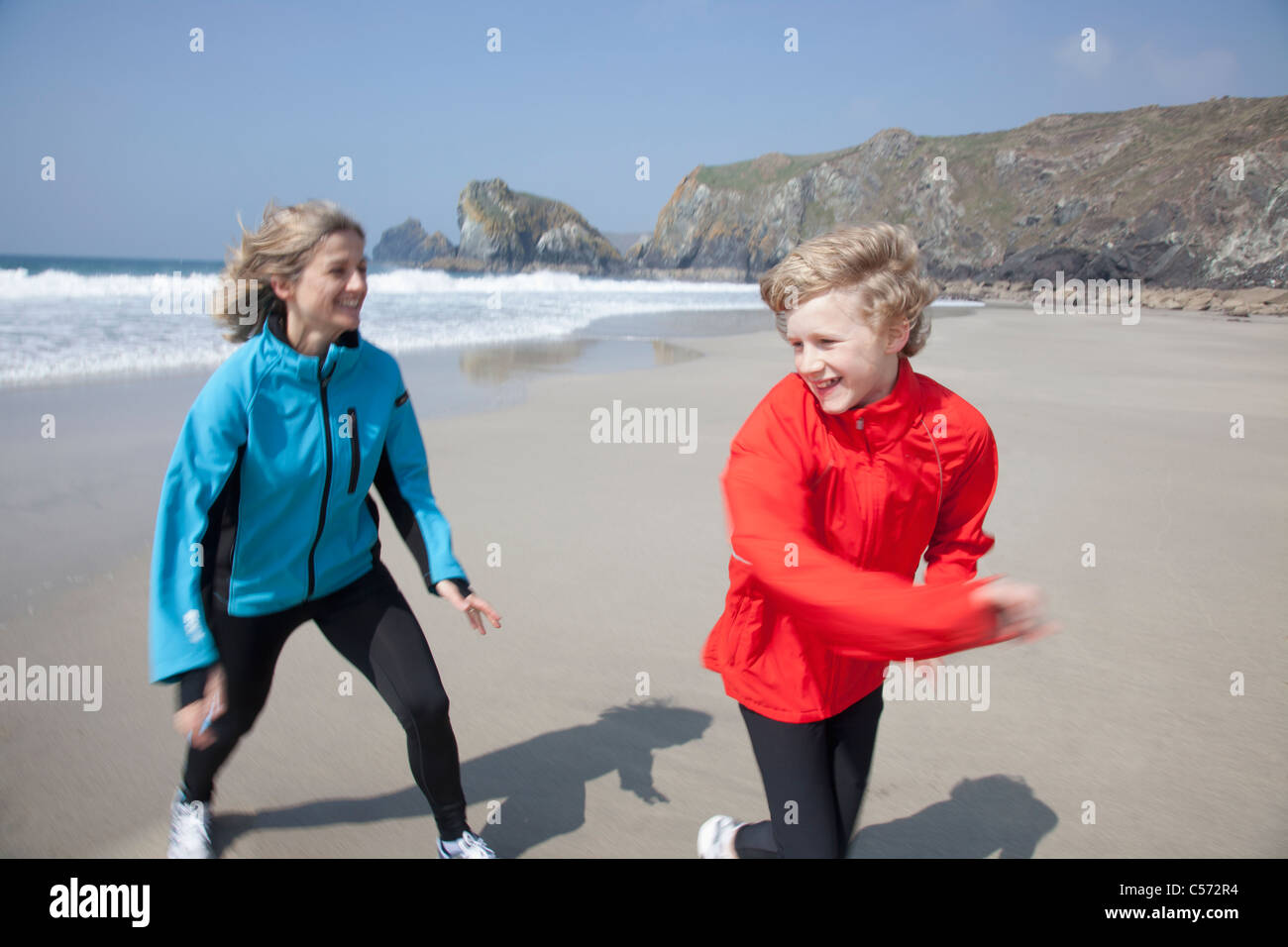 Mutter und Sohn spielt am Strand Stockfoto