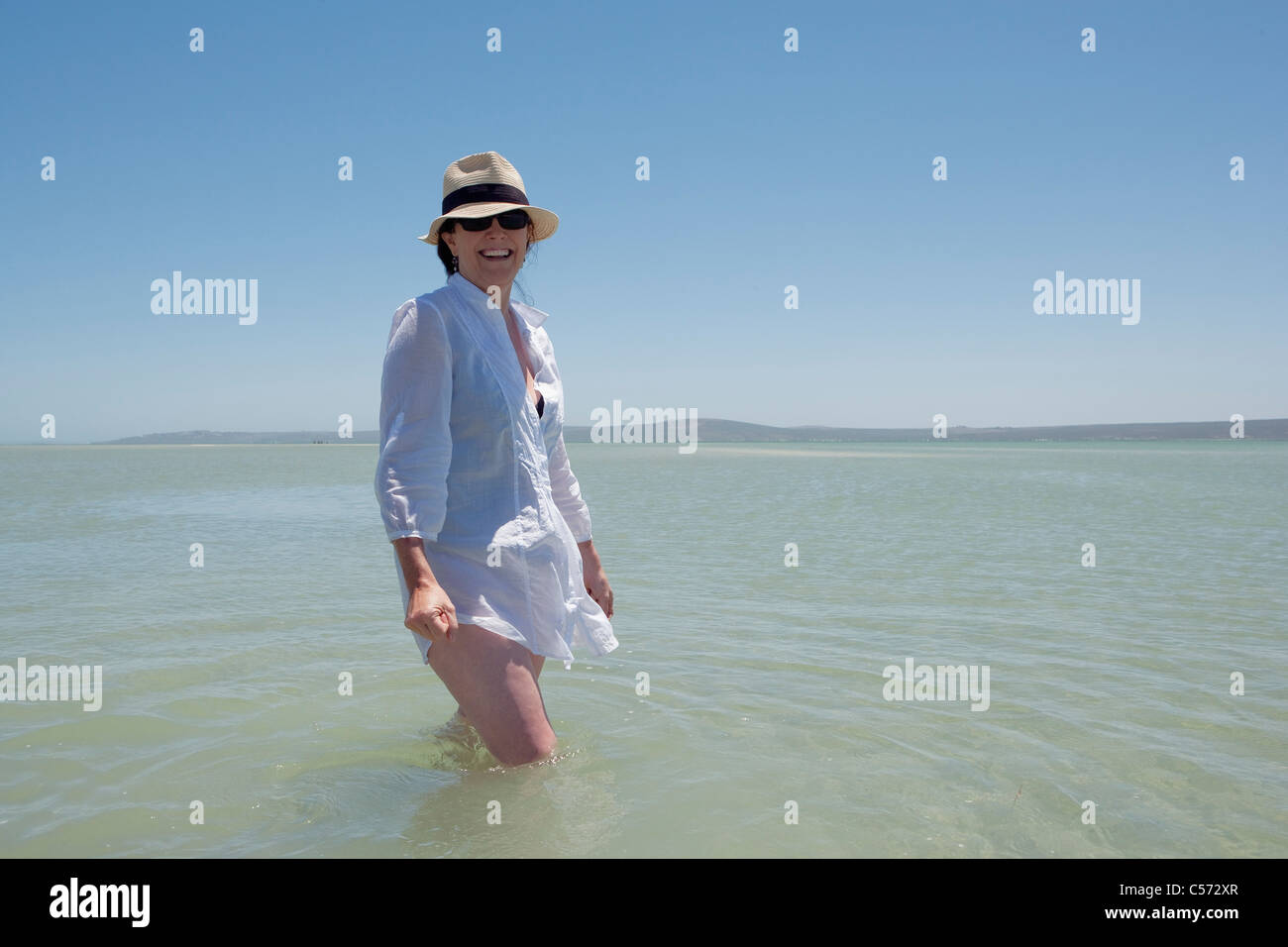 Ältere Frau, die zu Fuß in Wasser Stockfoto