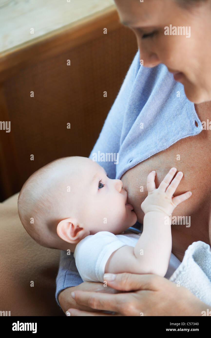 Mutter stillen ihr baby Stockfoto