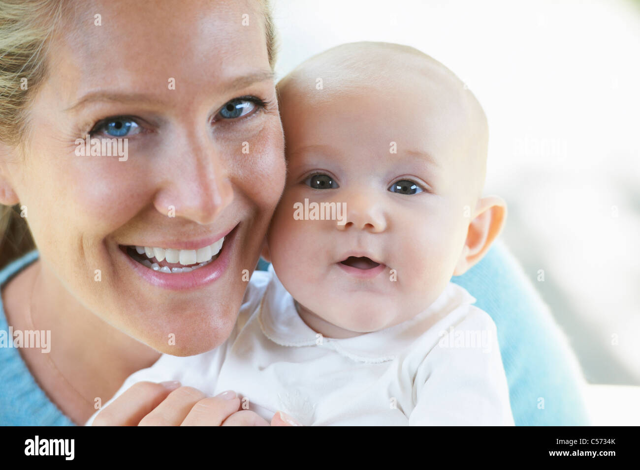 Lächelnde Mutter halten baby Stockfoto