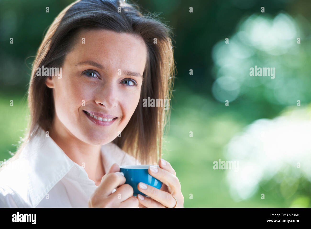 Frau, die Tasse Kaffee im freien Stockfoto