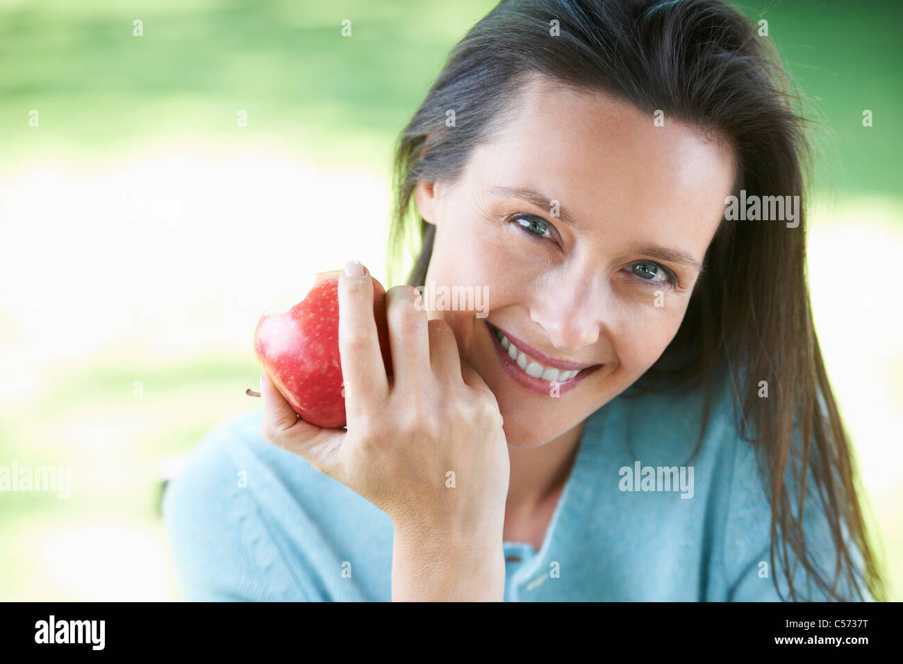 Frau einen Apfel essen Stockfoto