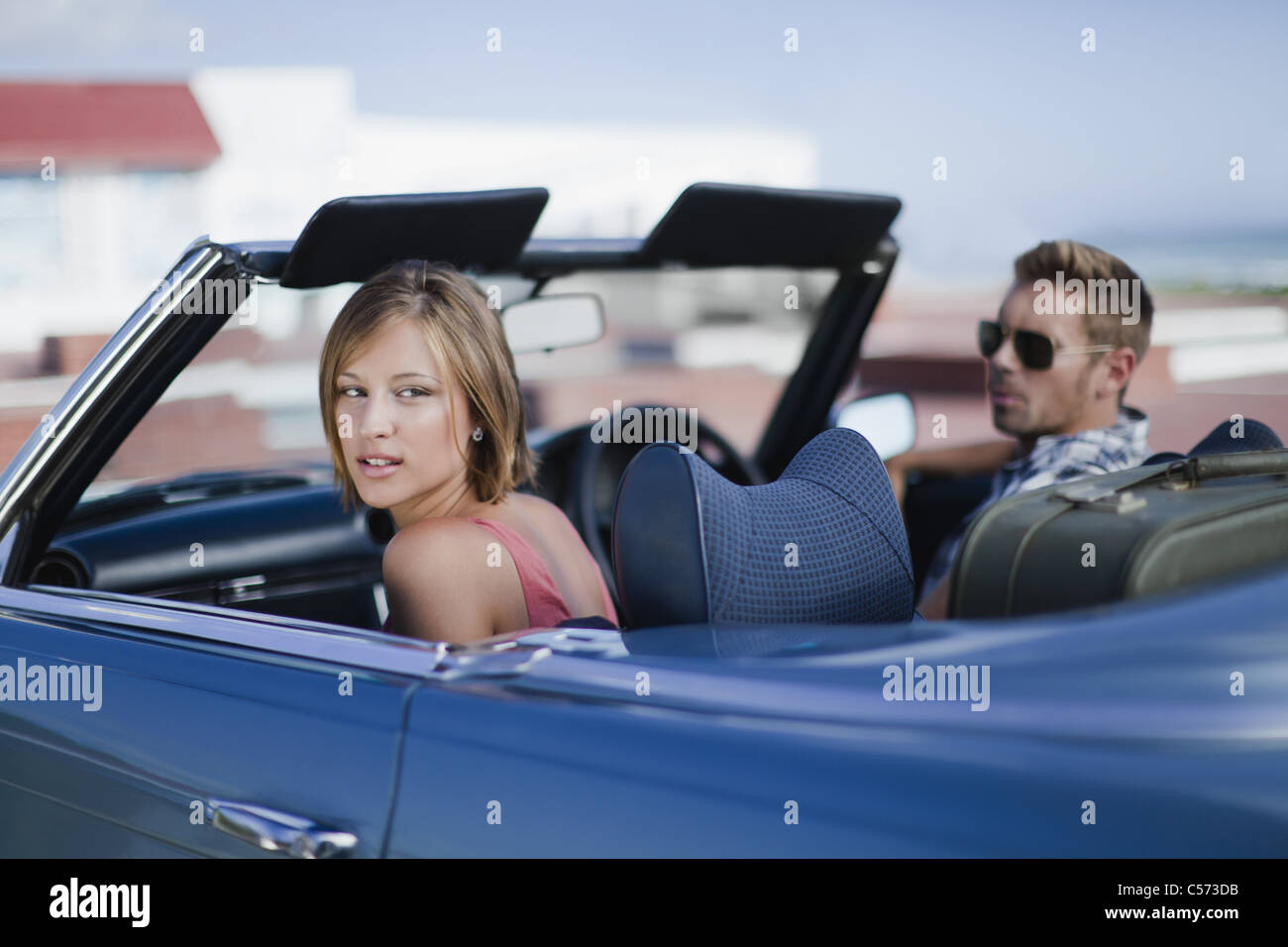 Paar mit Koffer, Cabrio fahren Stockfoto
