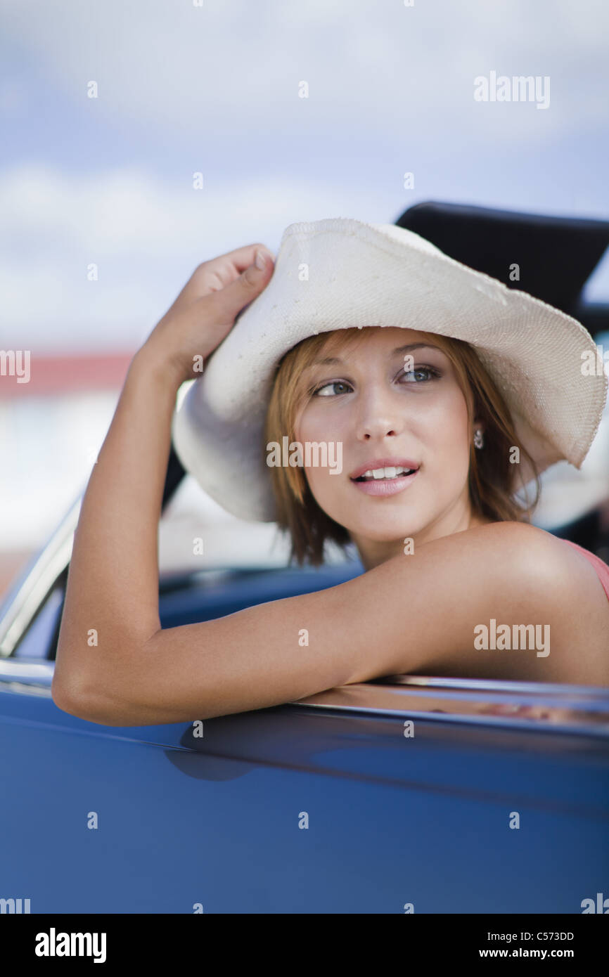 Frau aus Cabrio peering Stockfoto