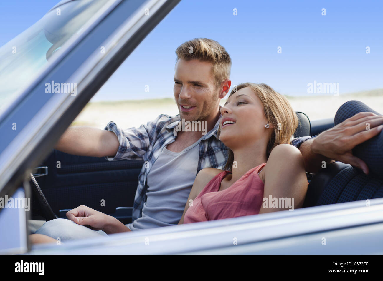 Paar im Cabrio fahren Stockfoto