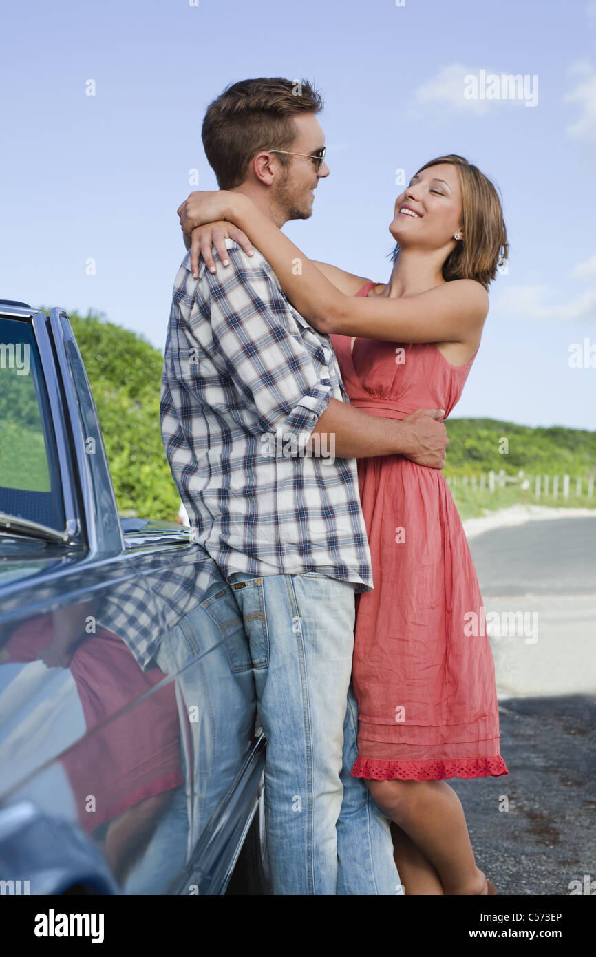 Paar, umarmen, Cabrio Stockfoto