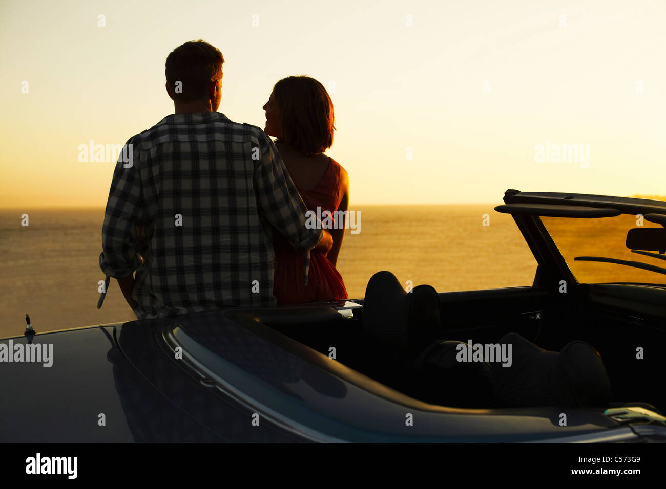 Paar Blick auf Cabrio Stockfoto