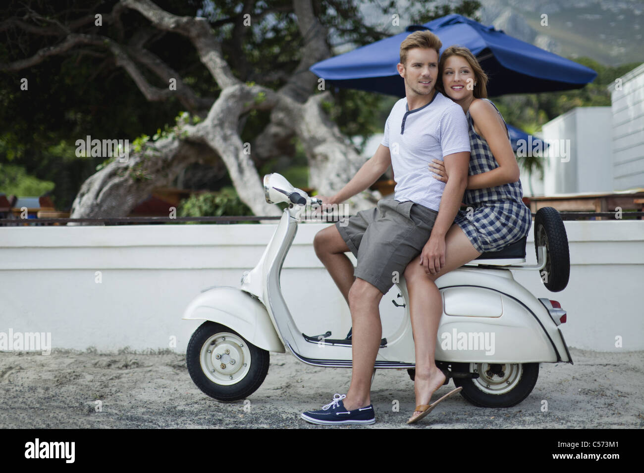 Paar Reiten Scooter zusammen Stockfoto