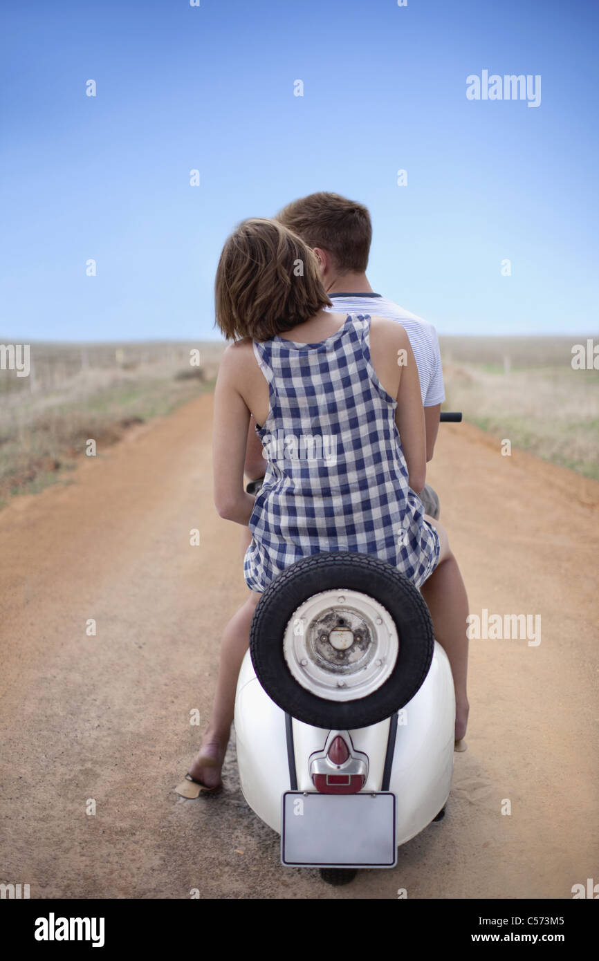 Paar Reiten Scooter zusammen Stockfoto