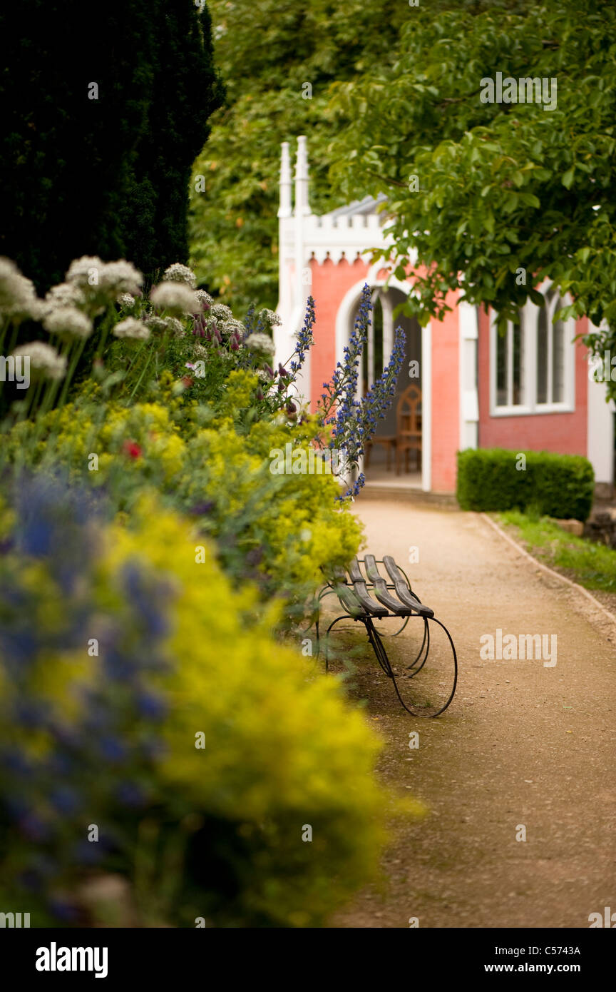 Eagle House und Frühsommer Grenze, Painswick Rokoko-Garten, Gloucestershire, England, Vereinigtes Königreich Stockfoto
