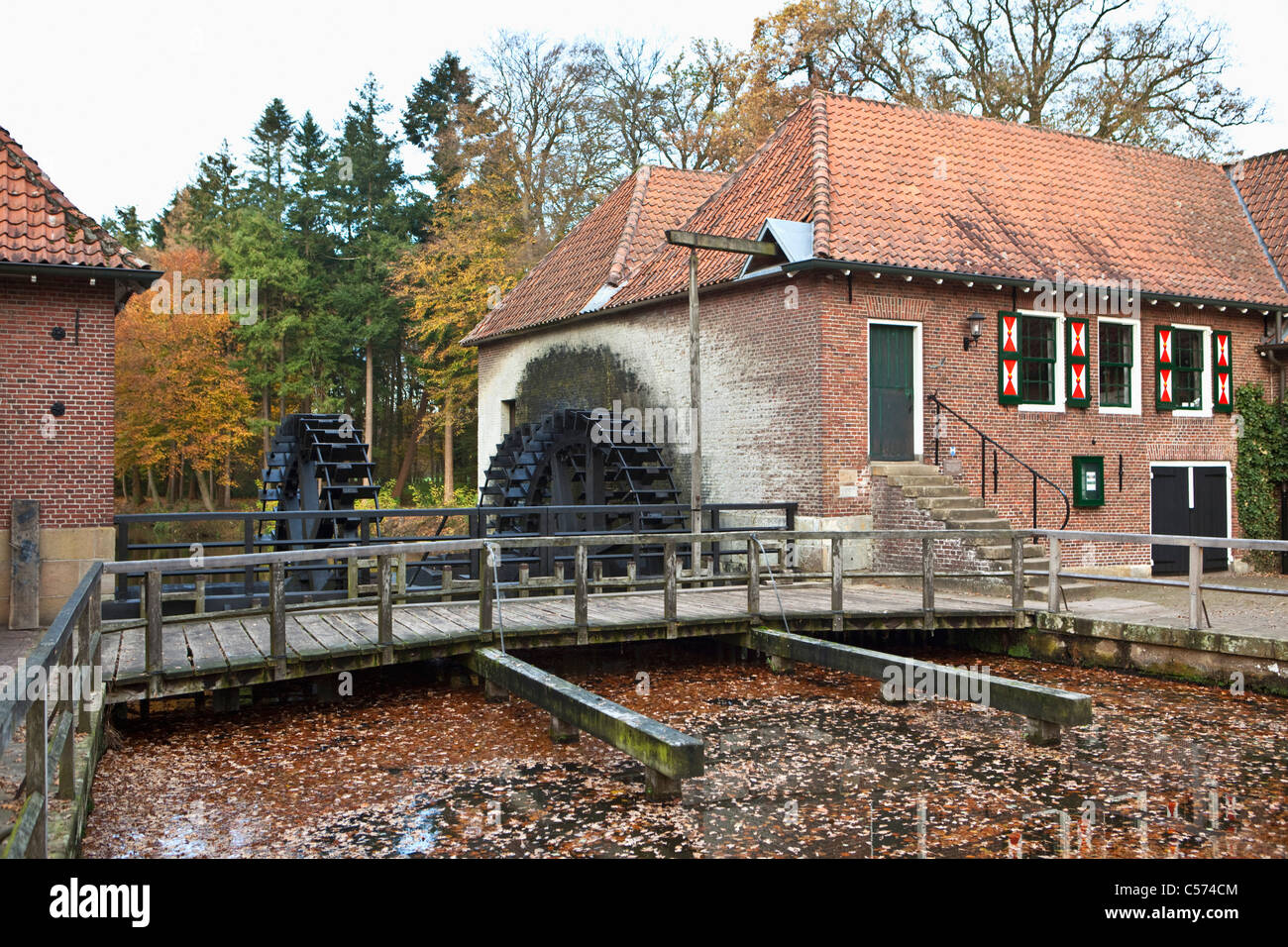 Die Niederlande, Denekamp, Wassermühle auf Landgut Singraven. Stockfoto