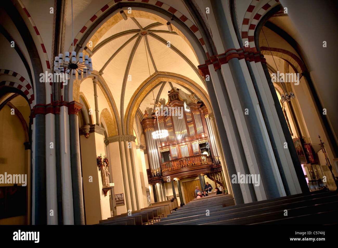 Den Niederlanden, Ootmarsum. Römisch-katholische Kirche Simon und Judas. Innenraum. Stockfoto