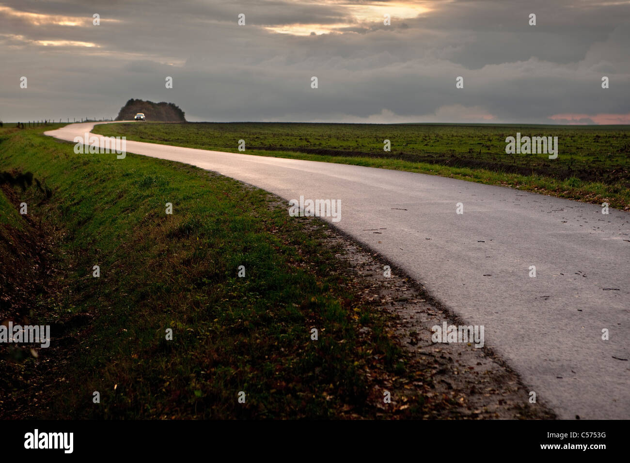 Den Niederlanden, Ootmarsum. Straße bei Sonnenuntergang. Auto. Stockfoto