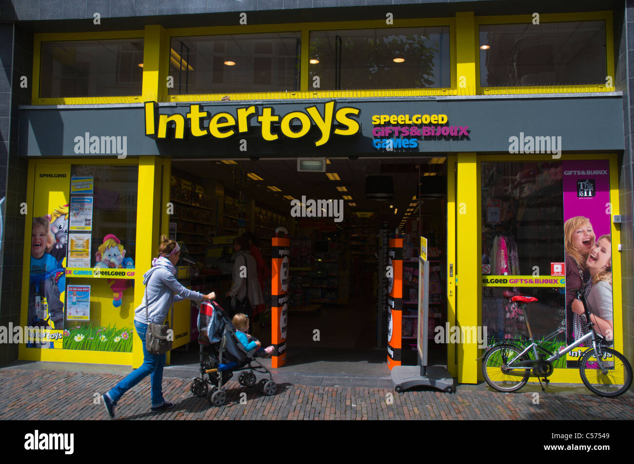 Mutter schob ein Kleinkind mit einem Kinderwagen in ein Spielzeug Geschäft  Haarlem Zentrum der Niederlande-Europa Stockfotografie - Alamy