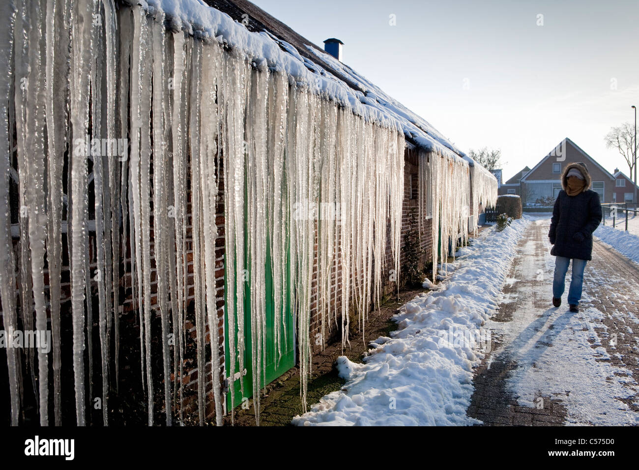 Niederlande, Staphorst, Winter, Eiszapfen auf Bauernhof Dach Stockfoto