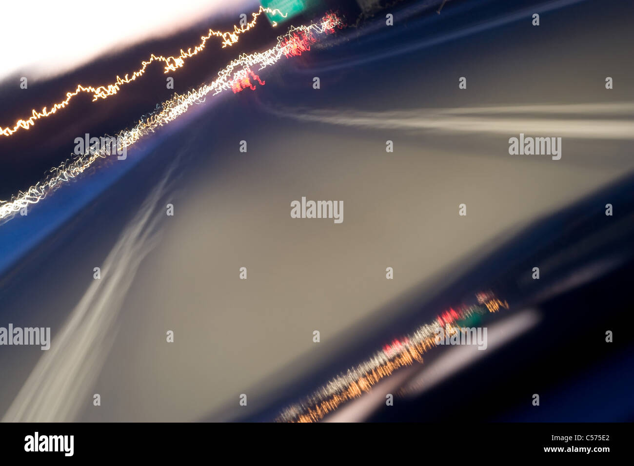 Abstract einer Treiber-Ansicht mit hoher Geschwindigkeit in eine städtische Straße oder Autobahn um Dämmerung verschwimmen. Vorsätzliche Bewegungsunschärfe. Stockfoto