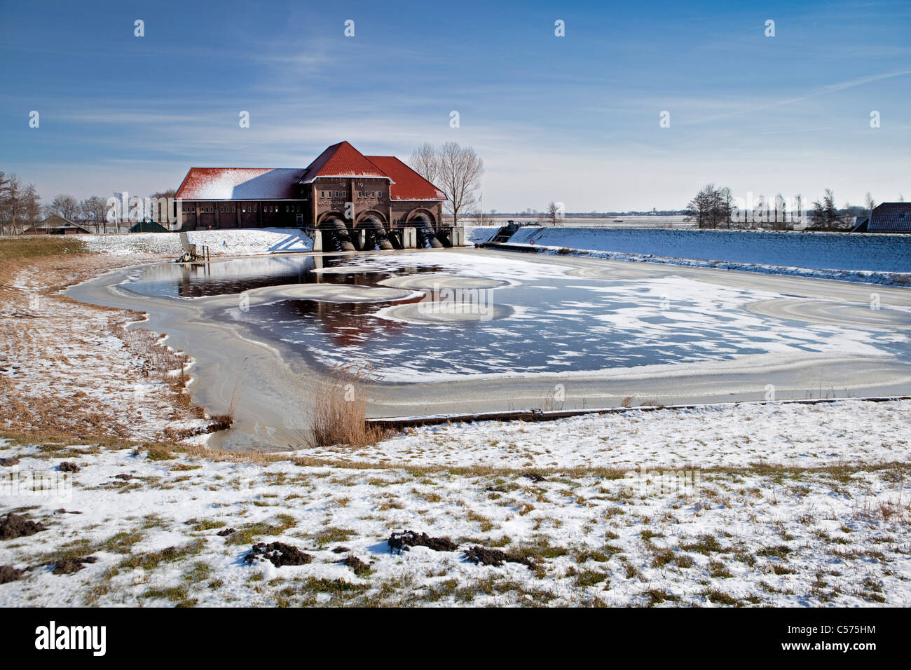 Niederlande, Vollenhove, Winter, Eis. Wasser-Pumpen-Station namens A.F.Stroink. Stockfoto