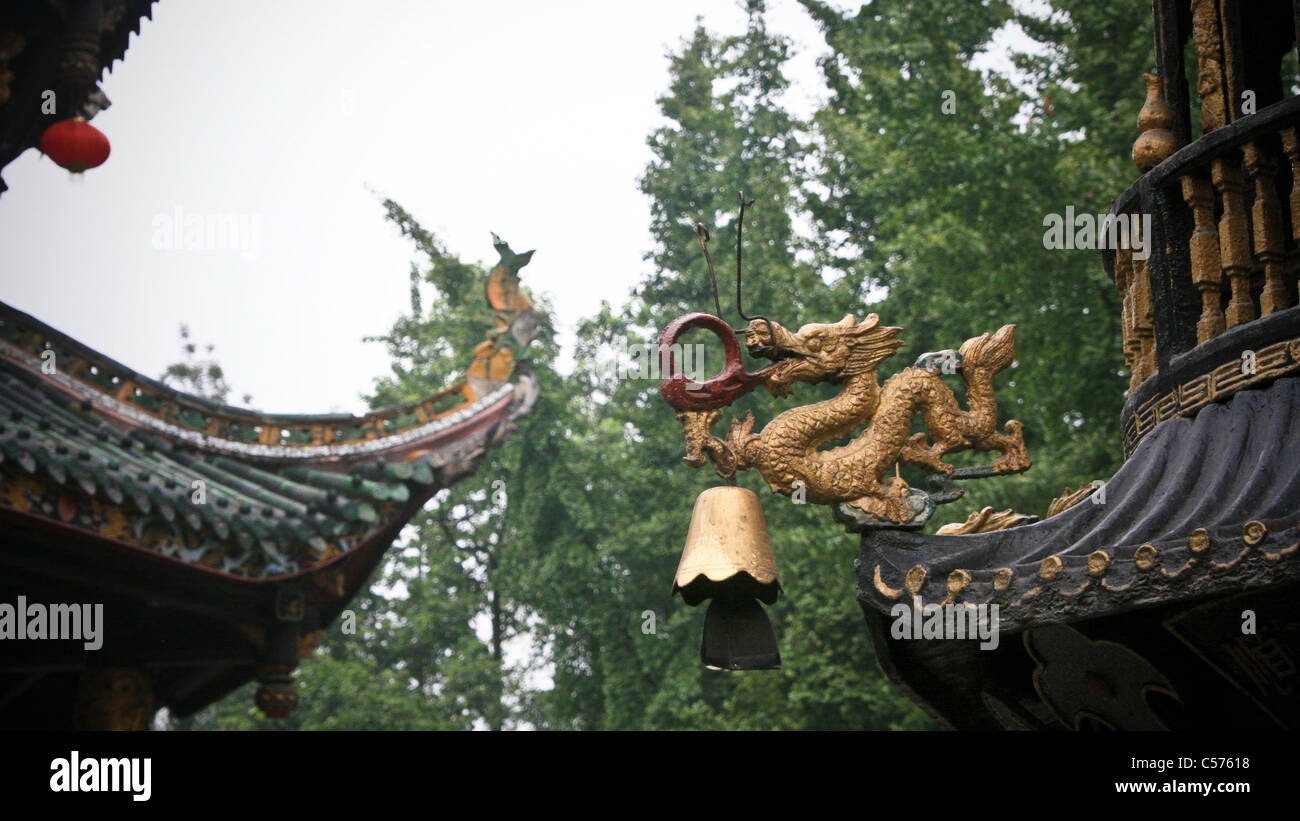 Chinesischer Drache, Bronze und Messing, grün Ram Tempel, Chengdu, China Stockfoto