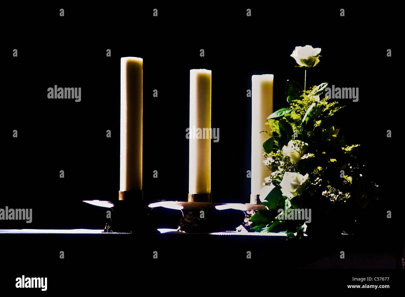 Kerzen und eine weiße Rose im Licht Gottes, der Basilika St. Peter, Rom, Italien, Europa Stockfoto