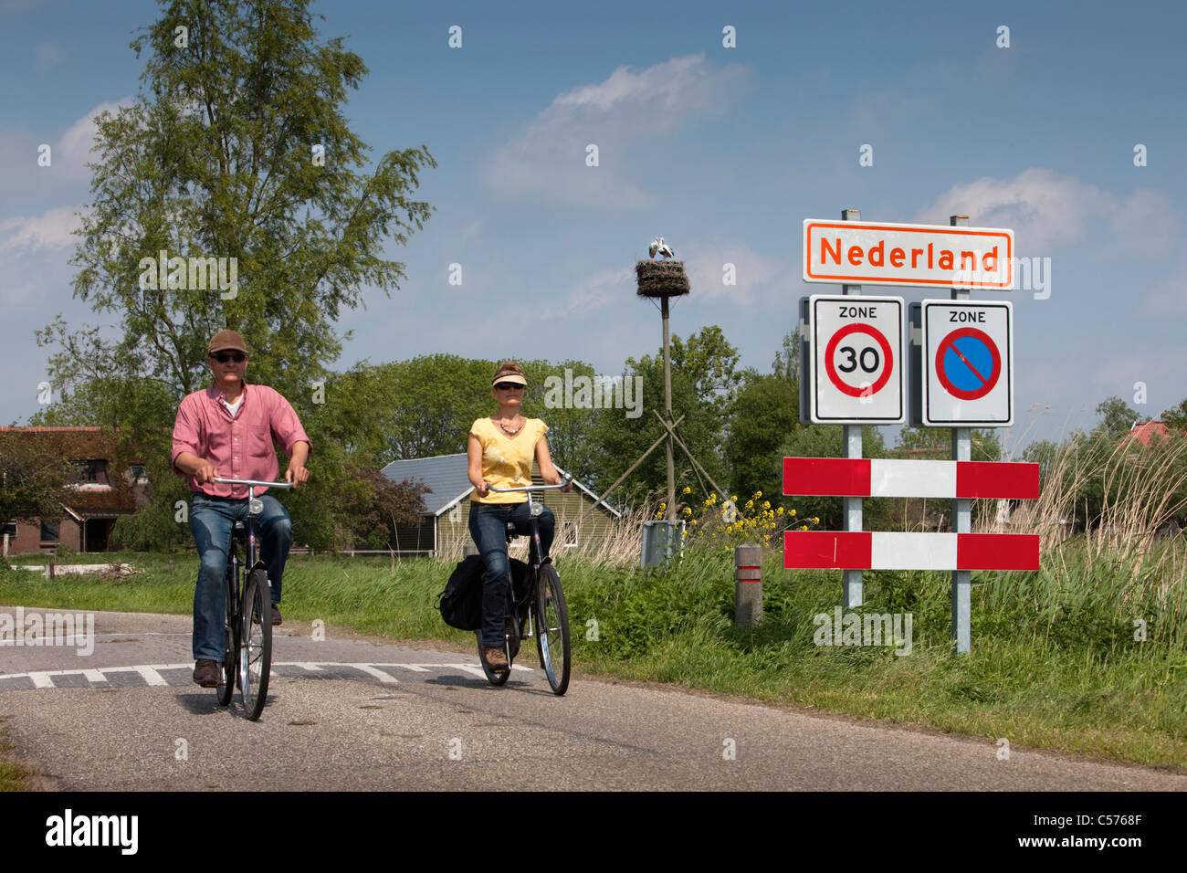 Niederlande, Nederland, Dorf namens Nederland, d.h. Niederlande in niederländischer Sprache. Paar, Radfahren. Stockfoto