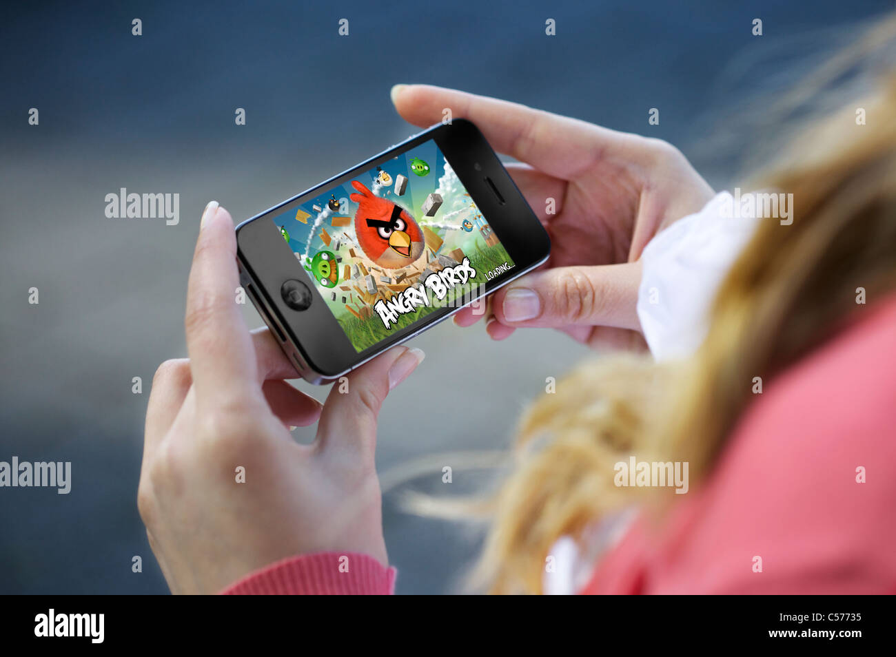 Nahaufnahme einer Frau Spiel "Angry Birds" von einem Iphone 4 Stockfoto