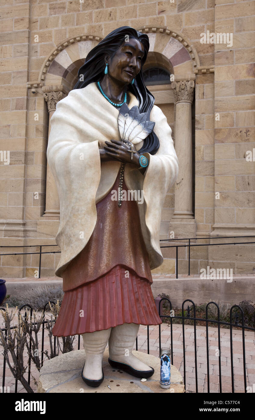 Bronze-Skulptur des indianischen Künstlers Estella Loretto der Mohawk-Algonkin Frau Saint Kateri Tekakwitha, Santa Fe, NM Stockfoto