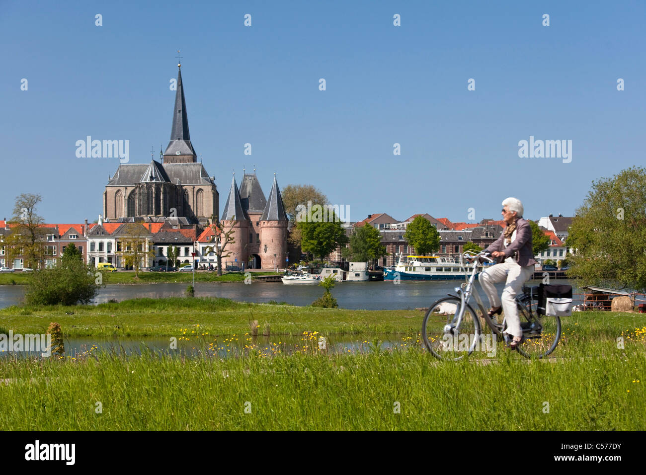 Die Niederlande, Kampen, Skyline. IJssel Fluss. Radfahrer. Stockfoto