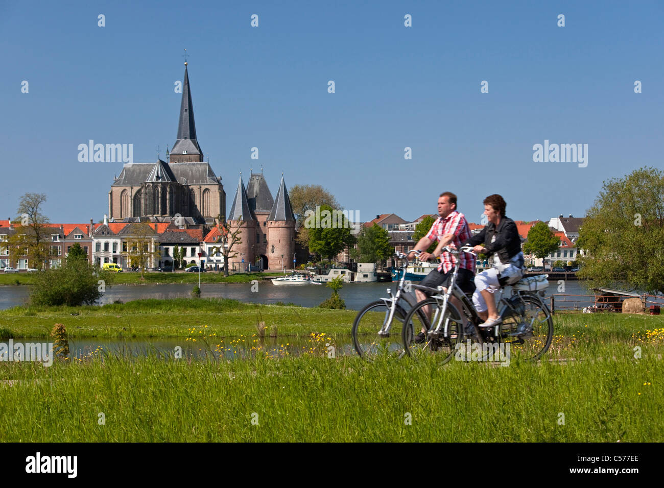 Die Niederlande, Kampen, Skyline. IJssel Fluss. Radfahrer. Stockfoto