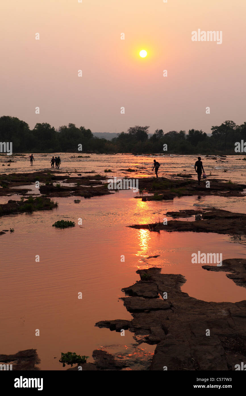 Eine Gruppe von Männern machen einen illegalen Grenzübertritt zwischen Sambia und Simbabwe. Stockfoto