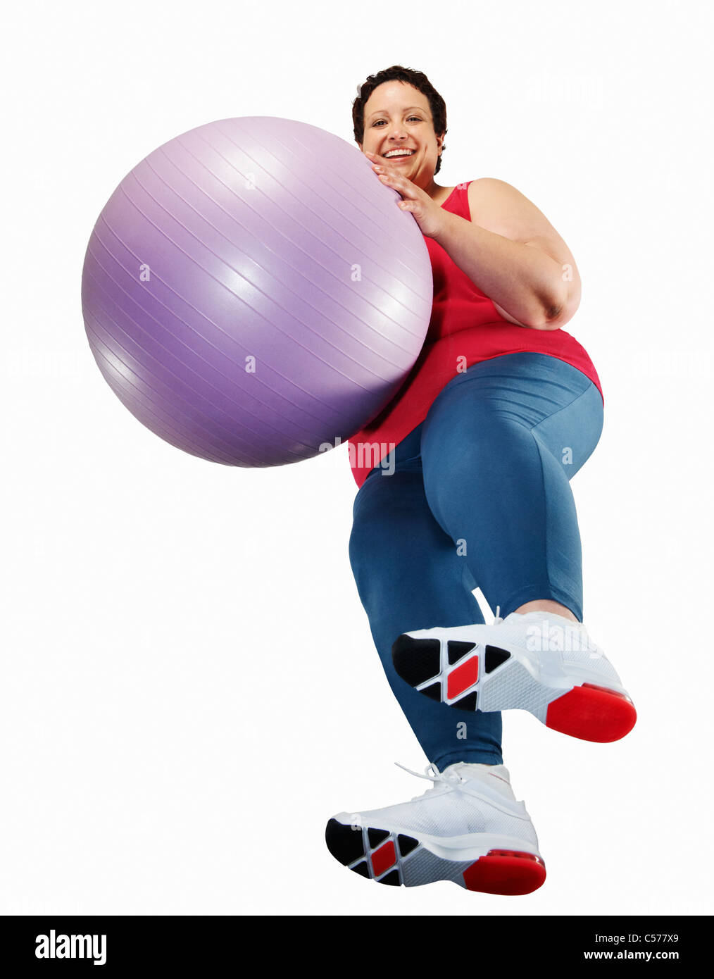 Große Frau hält Gymnastikball Stockfoto