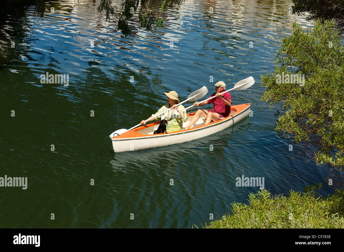 Älteres Ehepaar Rudern Kanu auf See Stockfoto