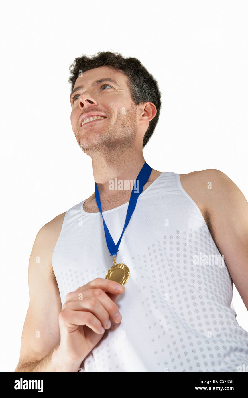 Mann im Fahrwerk trägt Medaille Stockfoto