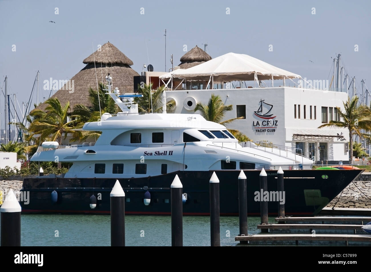 Eine Luxus-Yacht ist die Marina Riviera Nayarit in La Cruz angedockt. Stockfoto