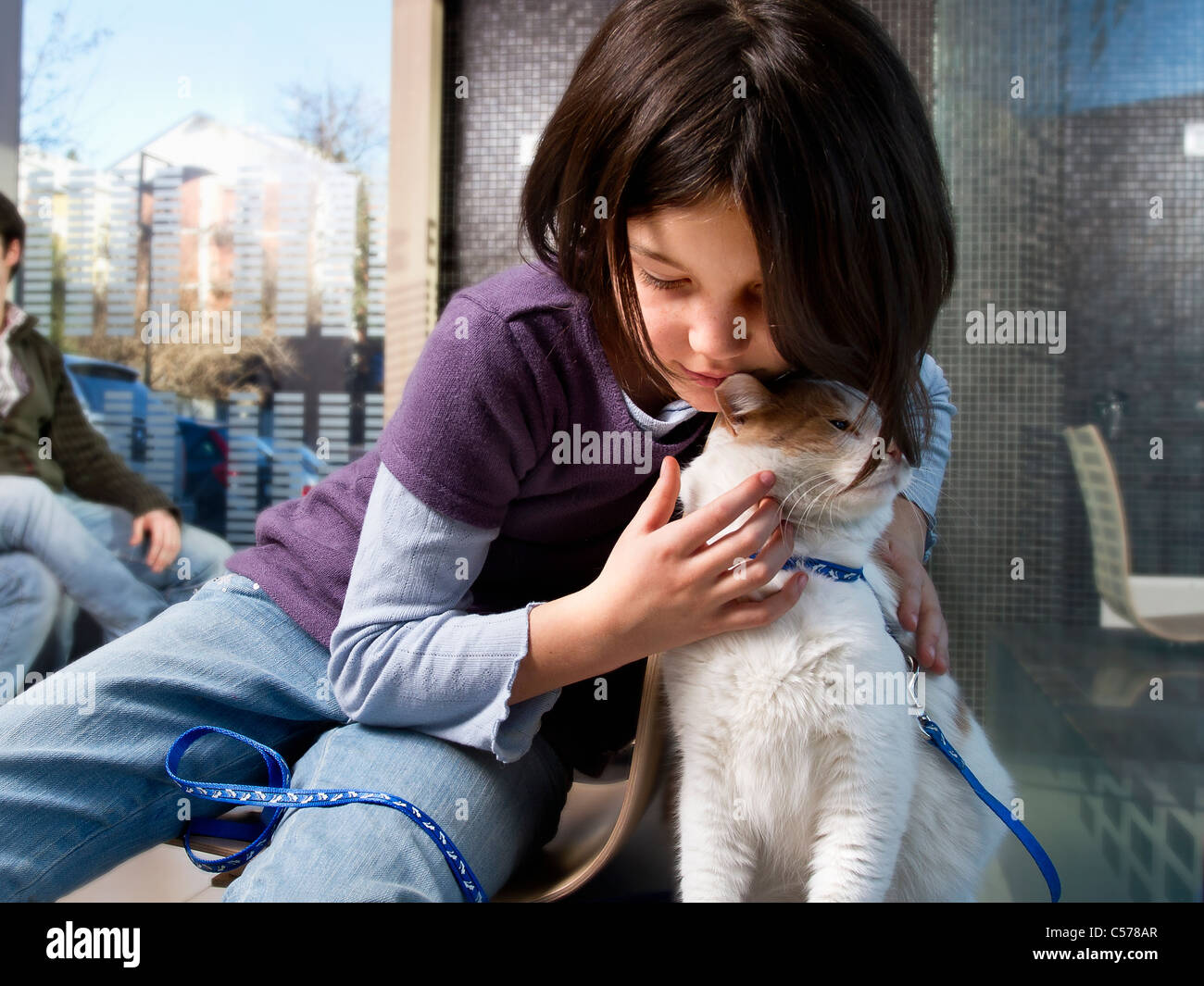 Mädchen mit ihrer Katze im Wartezimmer Tierarzt Stockfoto