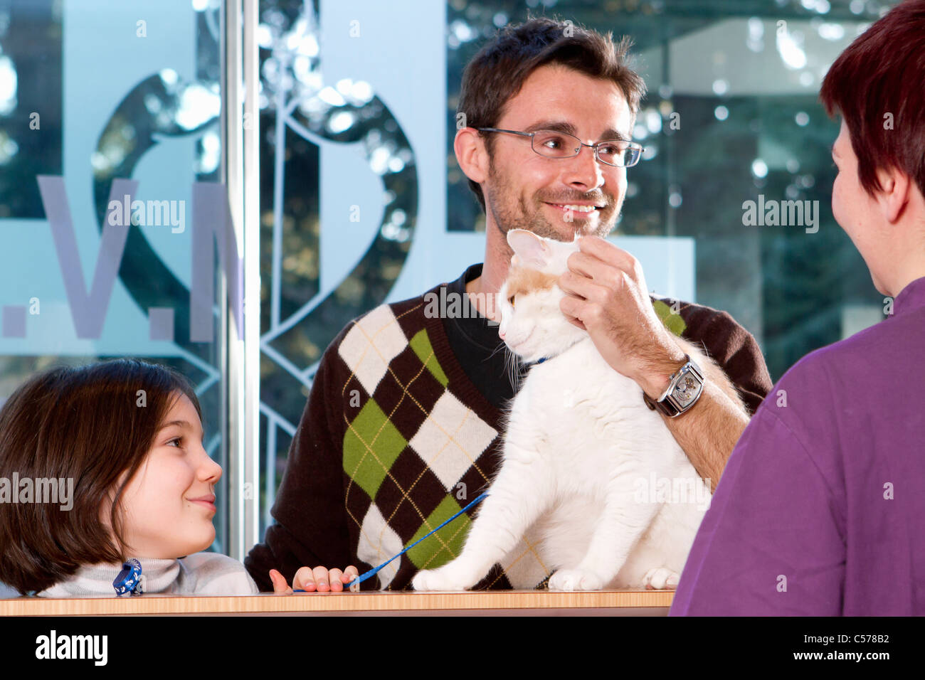 Mann mit Tochter und Katze beim Tierarzt Stockfoto