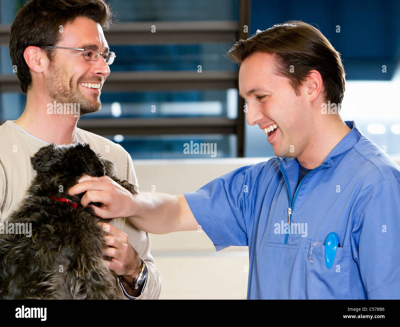 Gespräch mit Mann mit seinem Hund Tierarzt Stockfoto