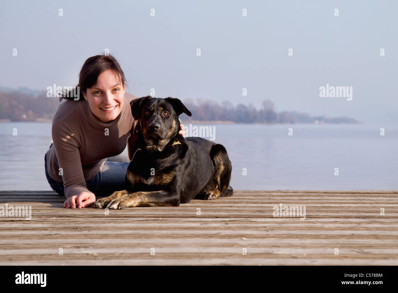 Frau mit Hund auf dock Stockfoto