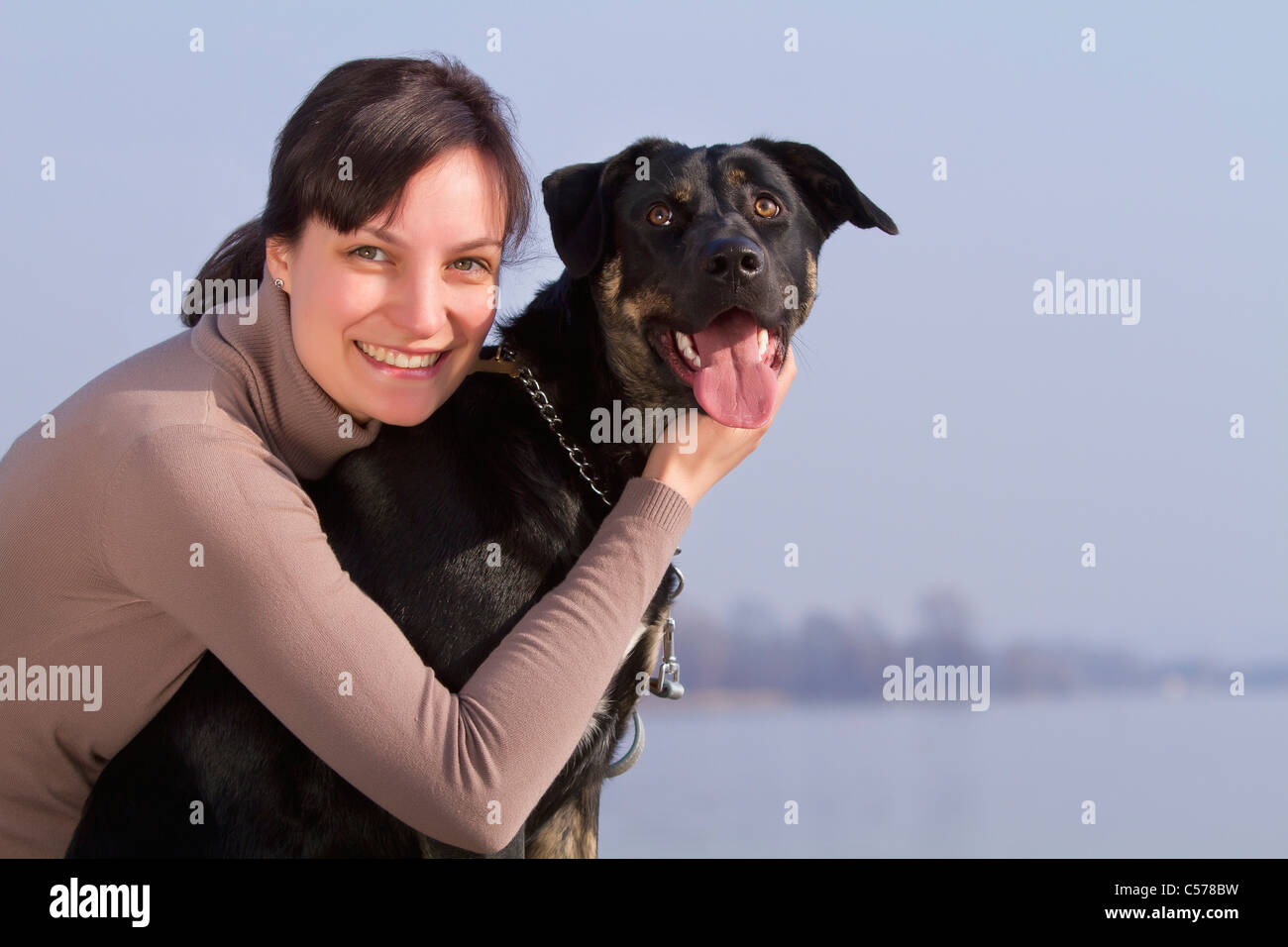Frau umarmt Hund im freien Stockfoto