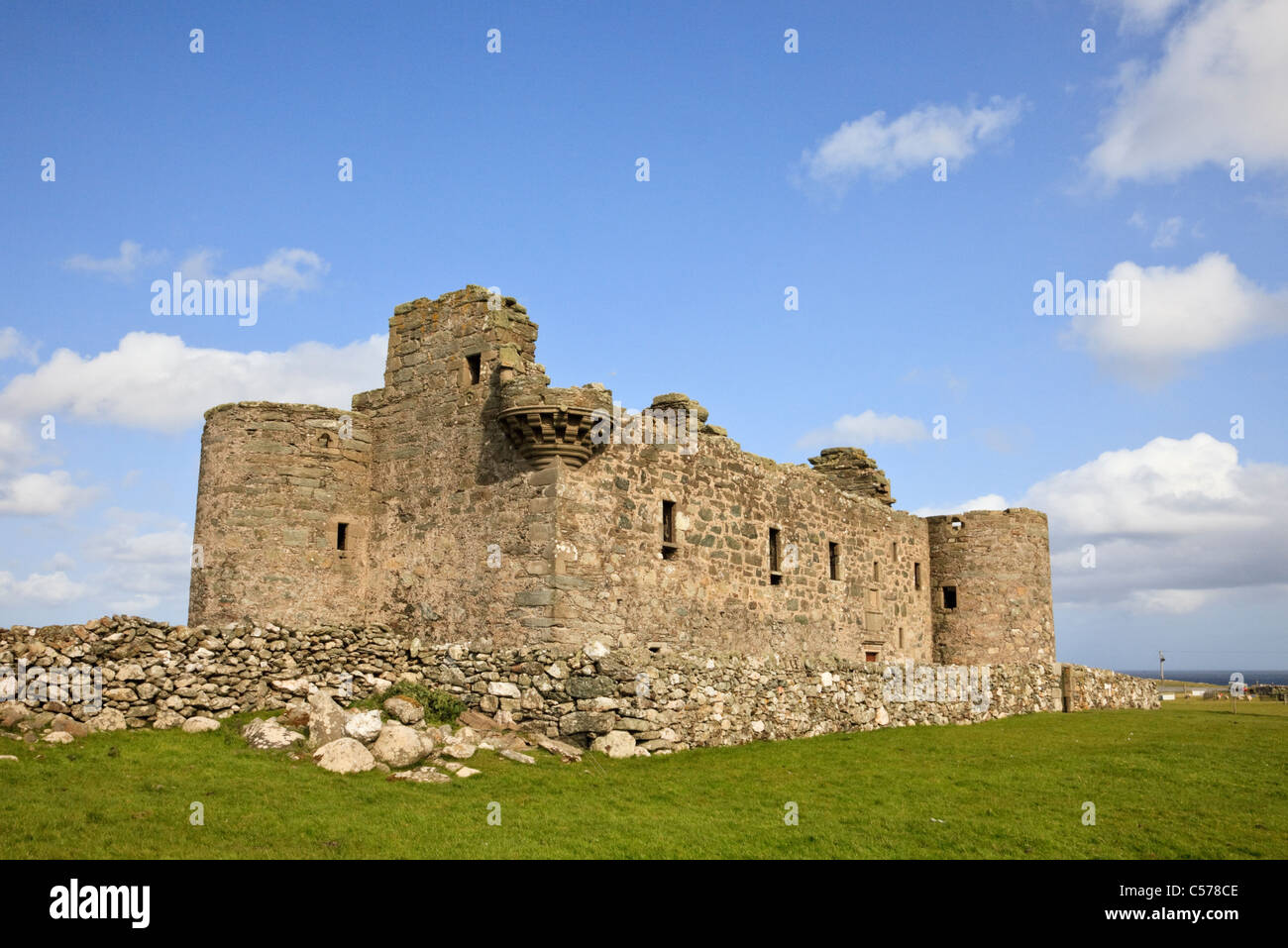 Die Ruinen der mittelalterlichen Burg aus dem 16. Jahrhundert Muness verwaltet von Historic Scotland. Muness, Unst, Shetlandinseln, Schottland, Großbritannien, Großbritannien Stockfoto