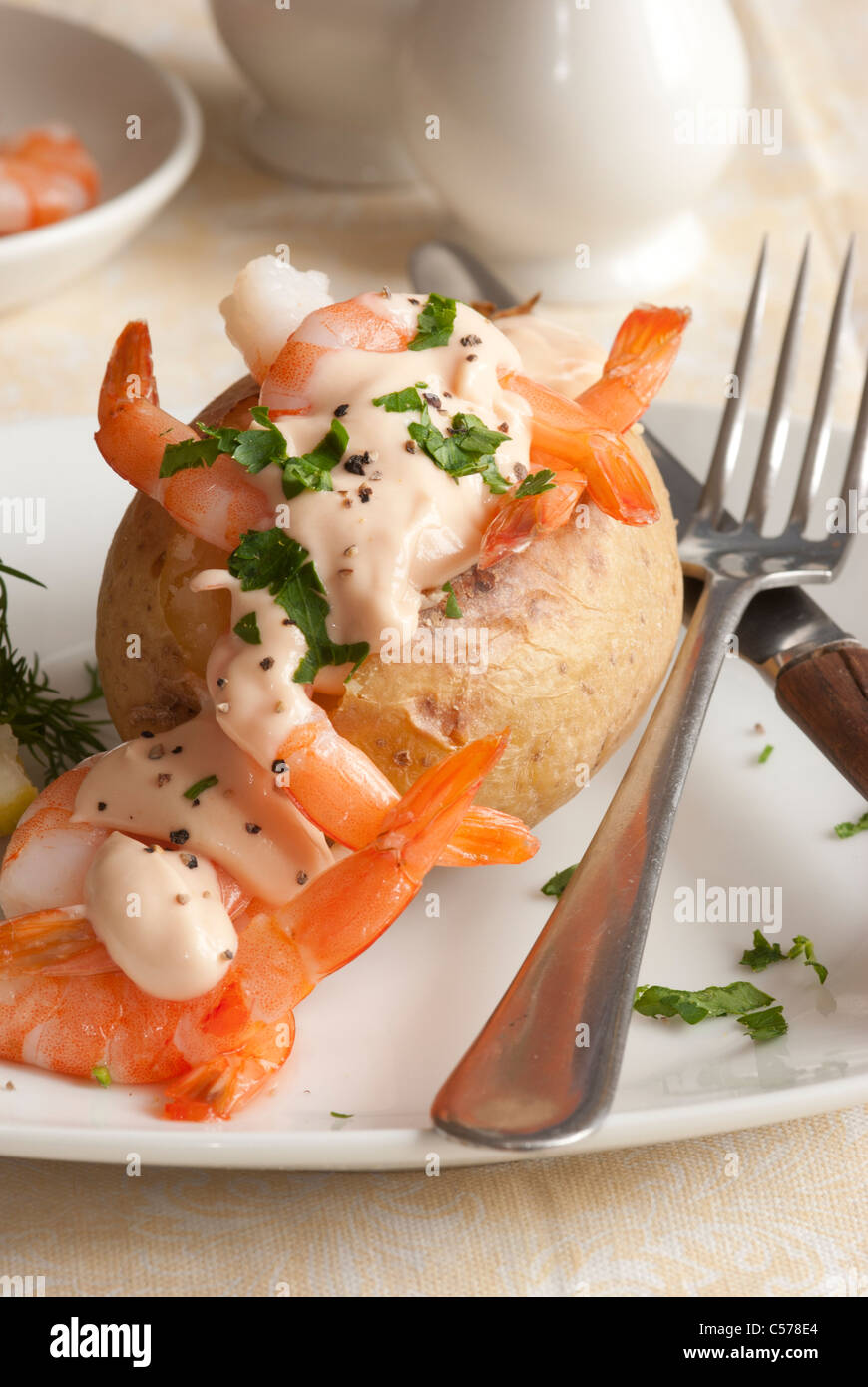 Ofenkartoffeln gefüllt mit Garnelen Stockfoto