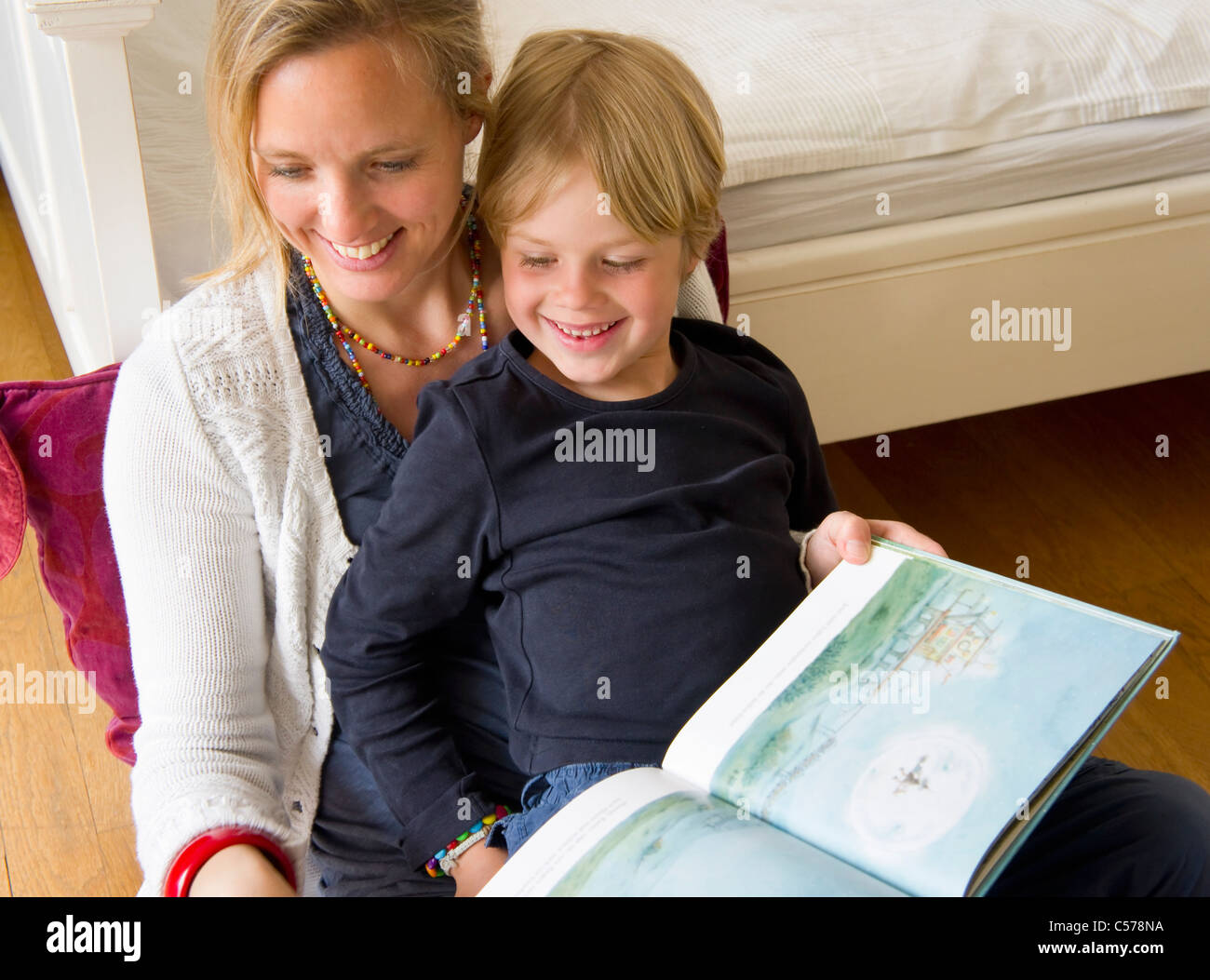 Mutter Sohn im Schlafzimmer lesen Stockfoto