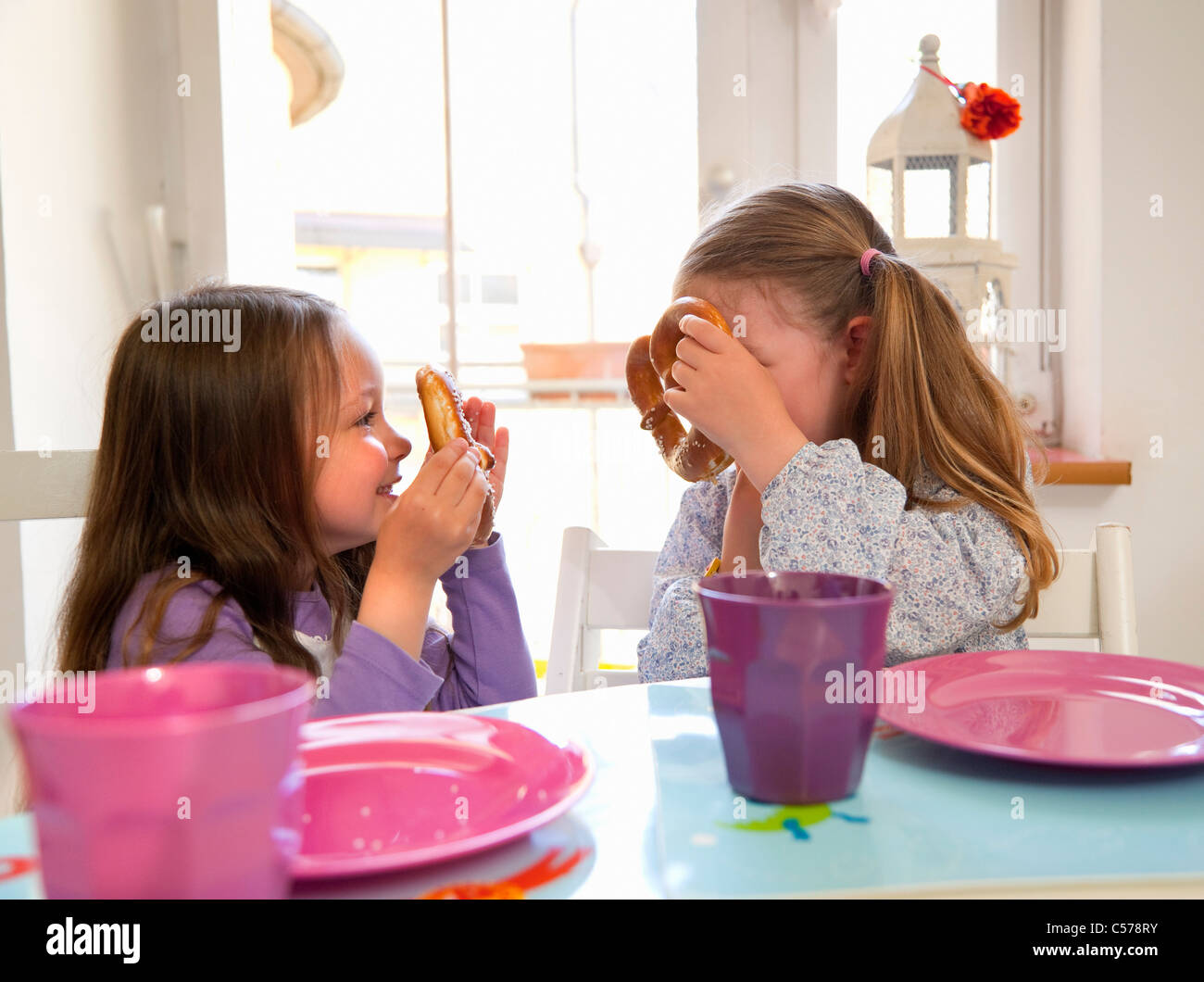 Mädchen spielen mit ihr Essen am Tisch Stockfoto