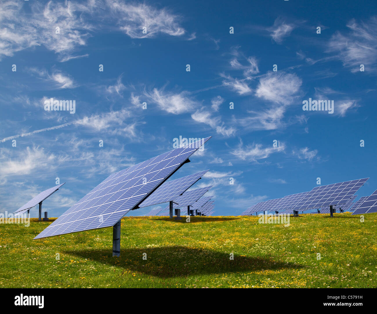 Sonnenkollektoren im Feld Stockfoto