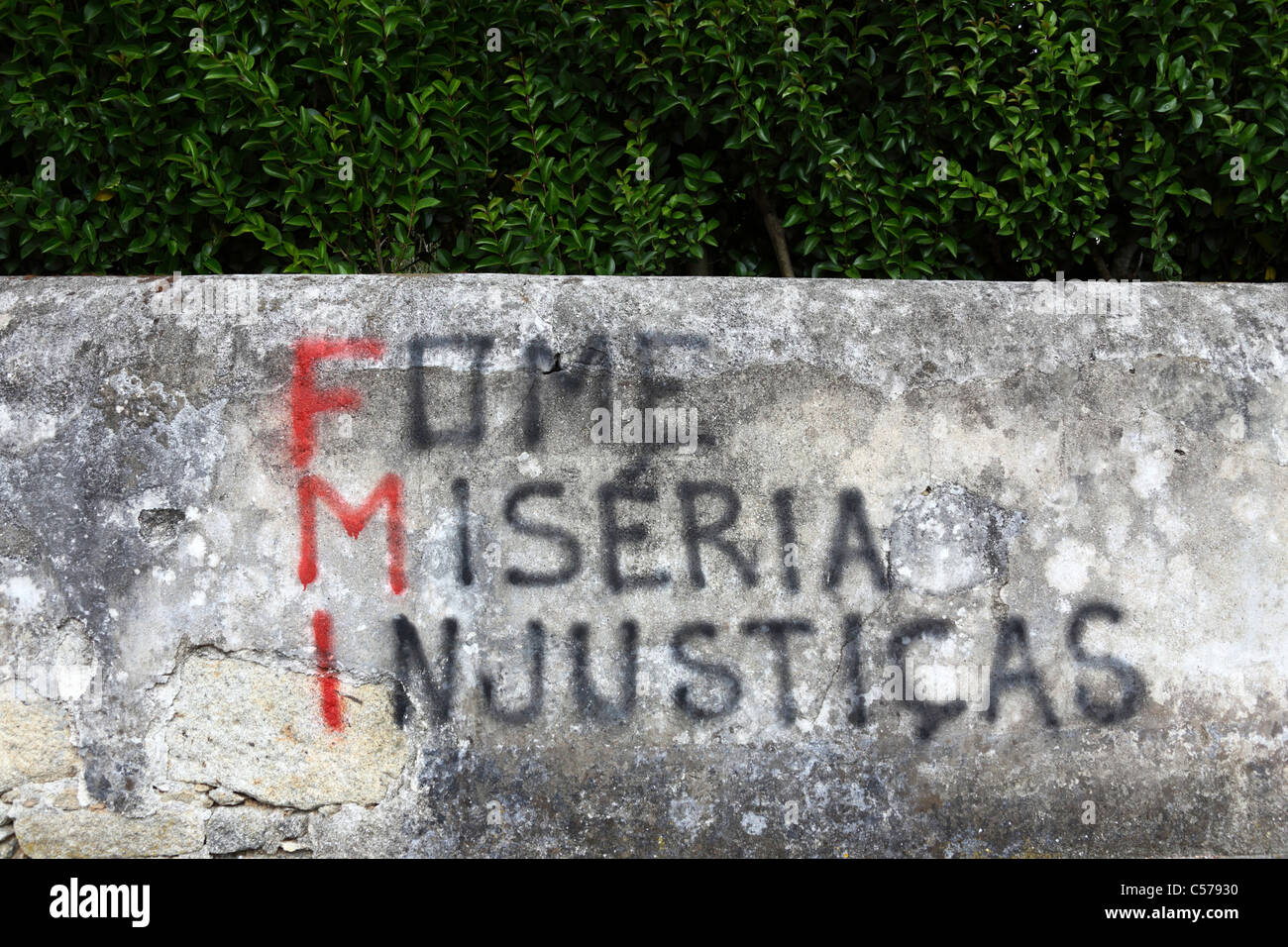 Anti-Graffiti der International Monetary Fund (IMF) in portugiesischer Sprache an Wand Viana do Castelo, Portugal Stockfoto