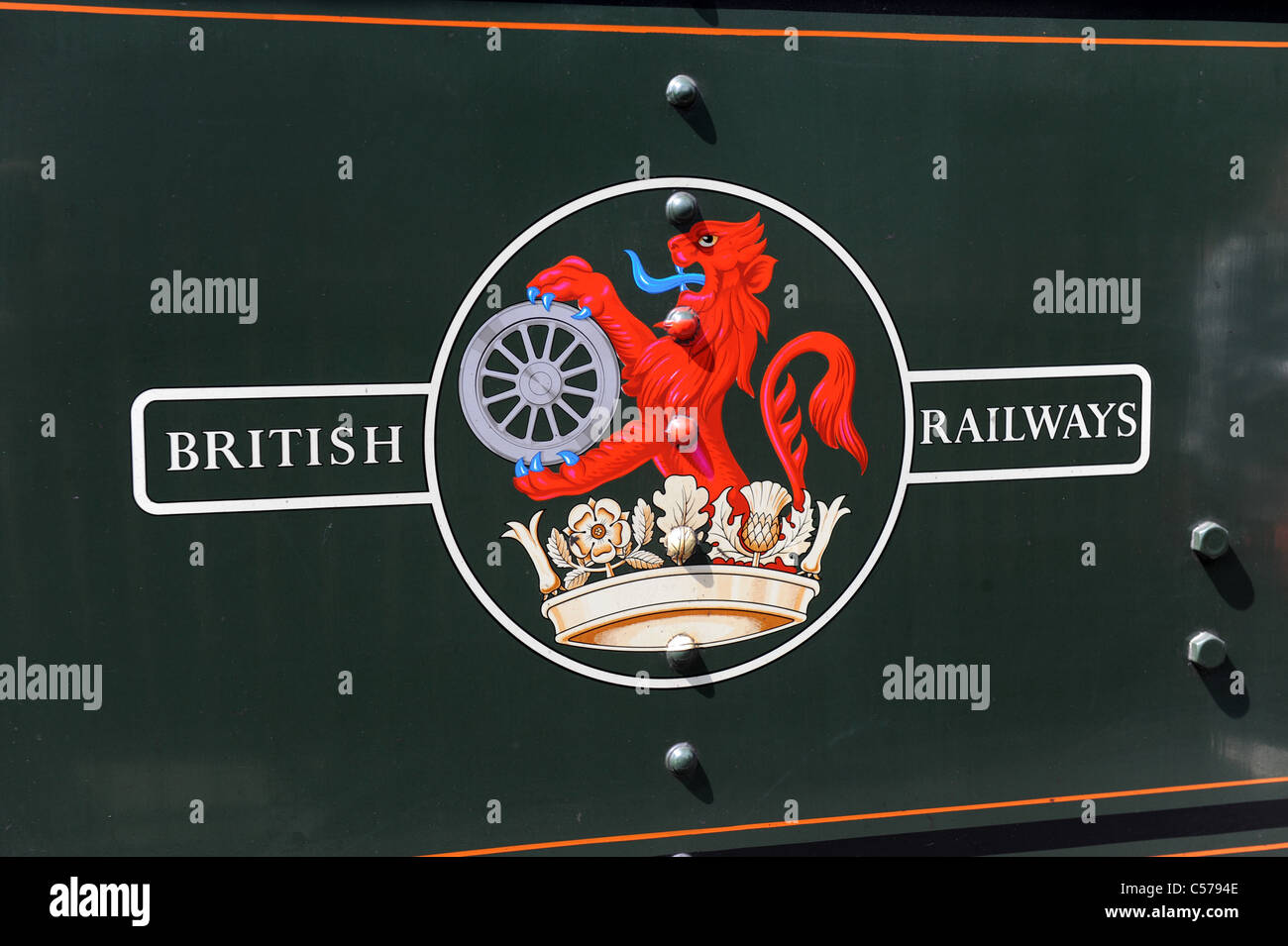 Die British Railways Zeichen und Logos auf alten Dampflok Stockfoto